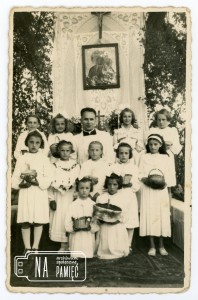 1955. Boże Ciało, ks. Stanisław Chabin, dzieci trzymają koszyki do sypania kwiatków, przed jednym z czterech ołtarzy